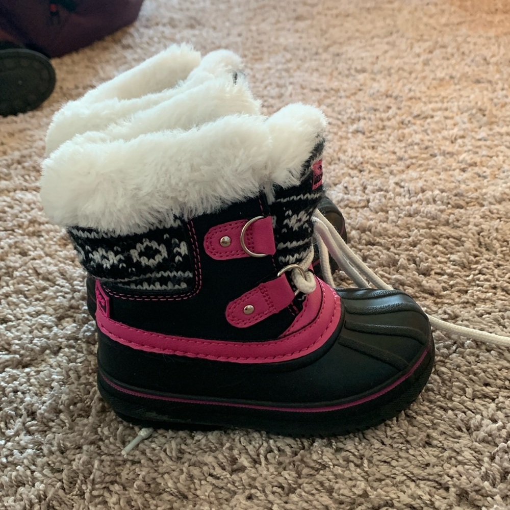 Toddler girls lightly worn snow boots.